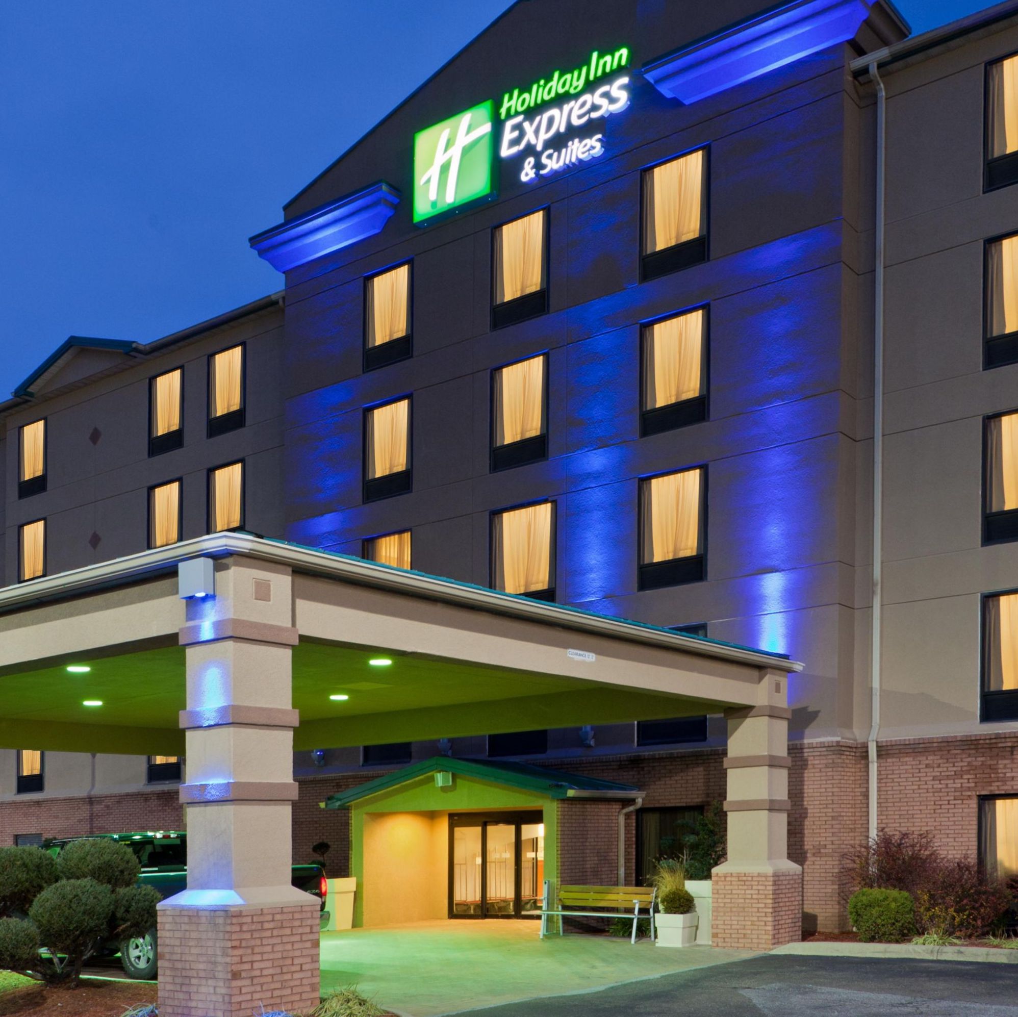 holiday inn express and suites south charleston 3550842863 2x1 1